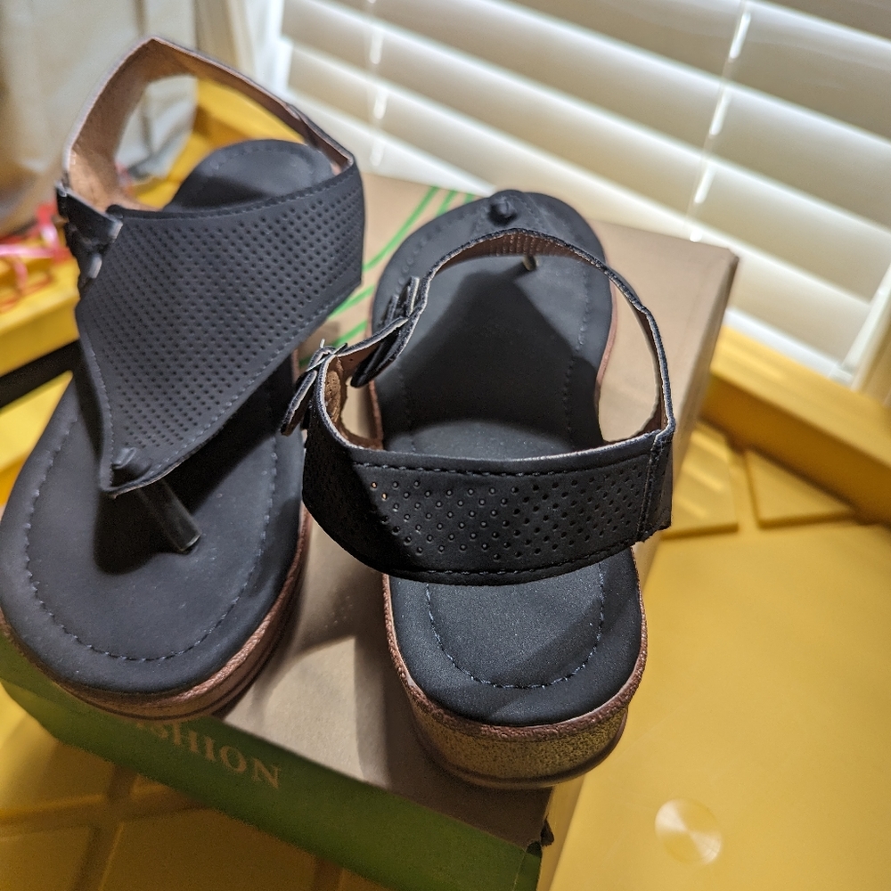 Sandals - black faux leather NEW - Picture 4 of 8